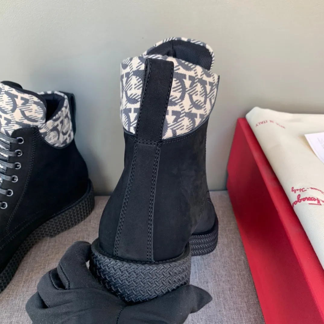 [Ferragamo] Top P: 1000💰 Number of yards: 39~44 (38.45 custom-made, non-returnable) Ferragamo winter series, original 1:1 development, casual men's short boots. Made with heavy investment, shoes and boots are made of imported cowhide + imported Ferragamo special fabric. Black cowhide lining that is not easily deformed. Wear-resistant rubber outsole, black cowhide, black open edge beads, black frosted, brown suede. Factory craftsmanship, perfect products are only prepared for you who know taste! Any comparison is welcome!